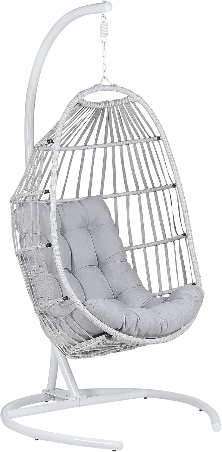 Beliani Sesia Silla colgante de ratán sintético - Para 1 persona hasta 130 kg - Tela gris con diseño giratorio - Sillón moderno para interior patio y exterior